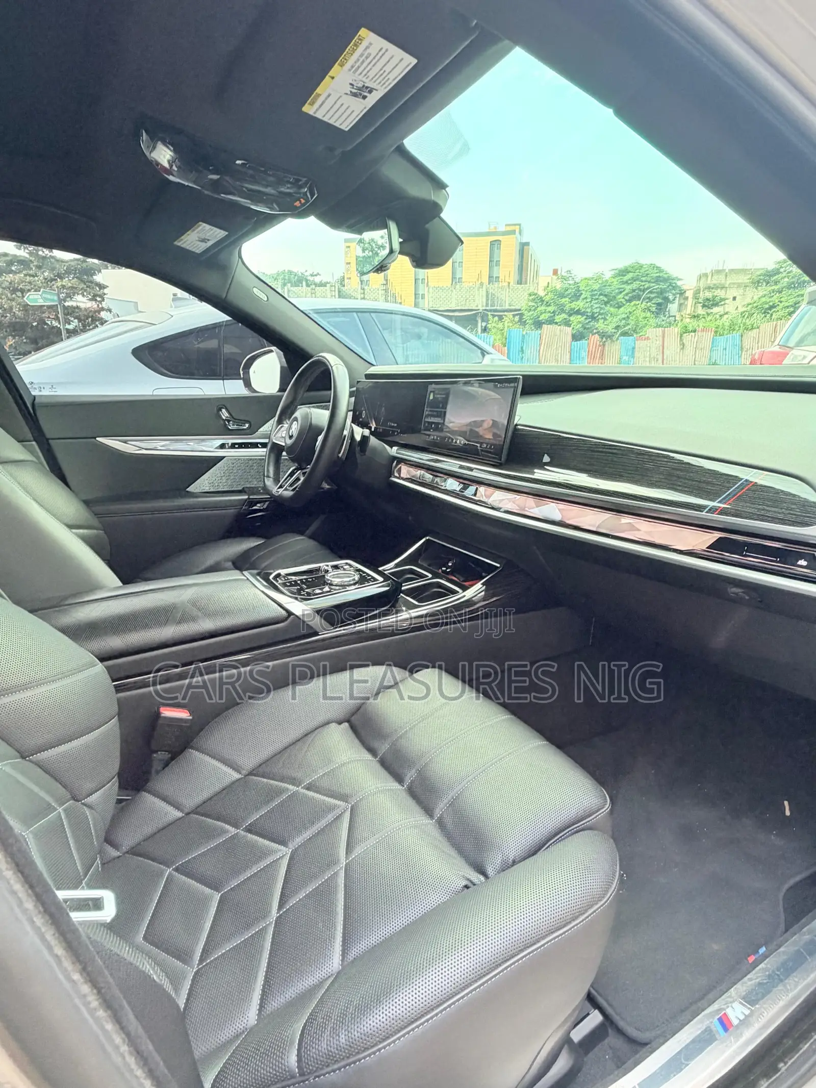 BMW 760 2023 Gold