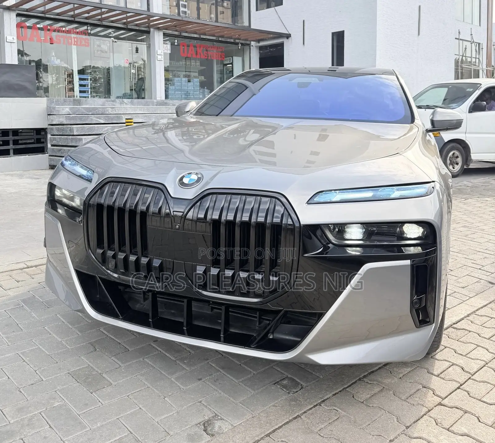 BMW 760 2023 Gold