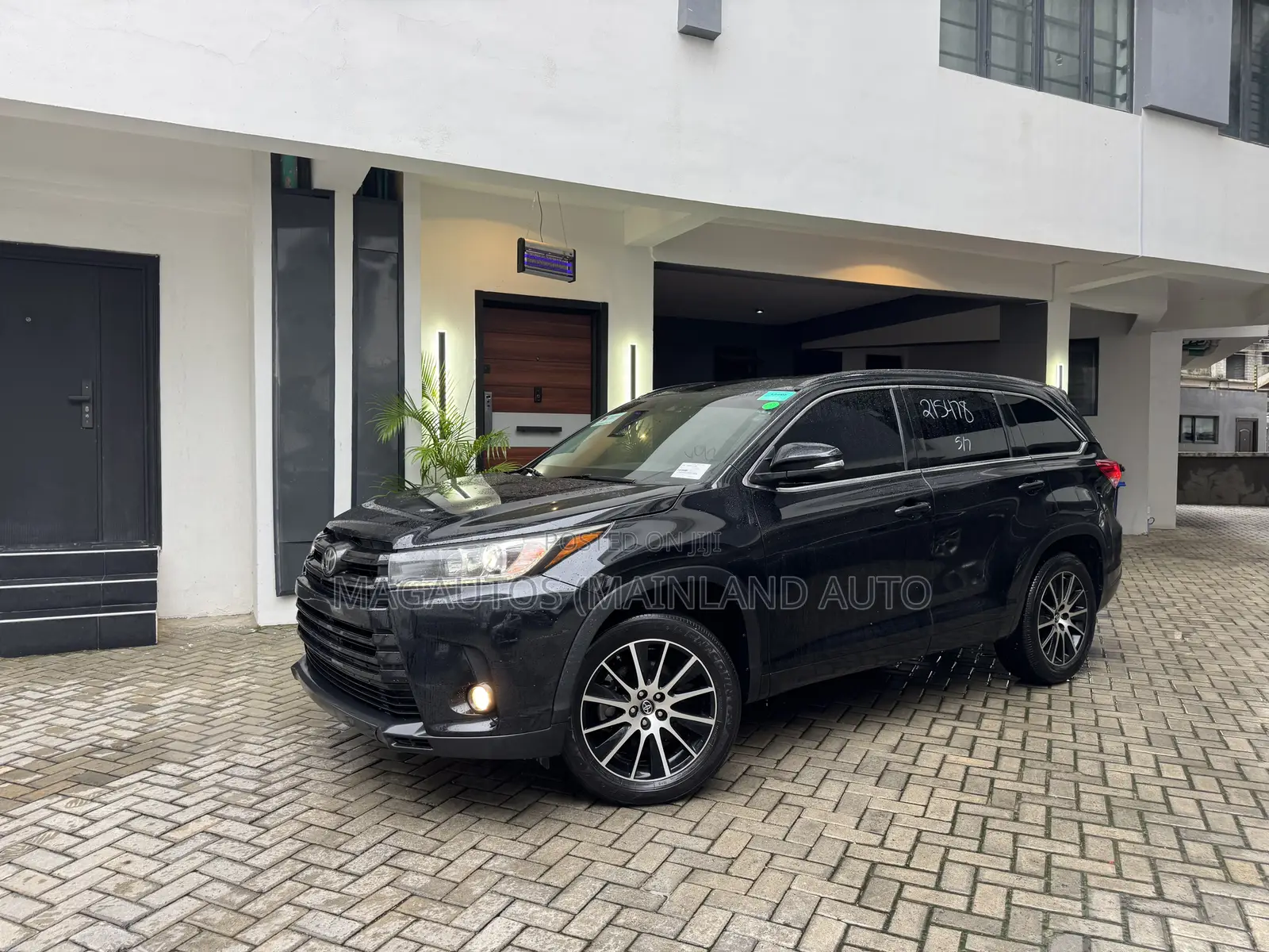 Toyota Highlander SE 4x2 V6 (3.5L 6cyl 8A) 2017 Black
