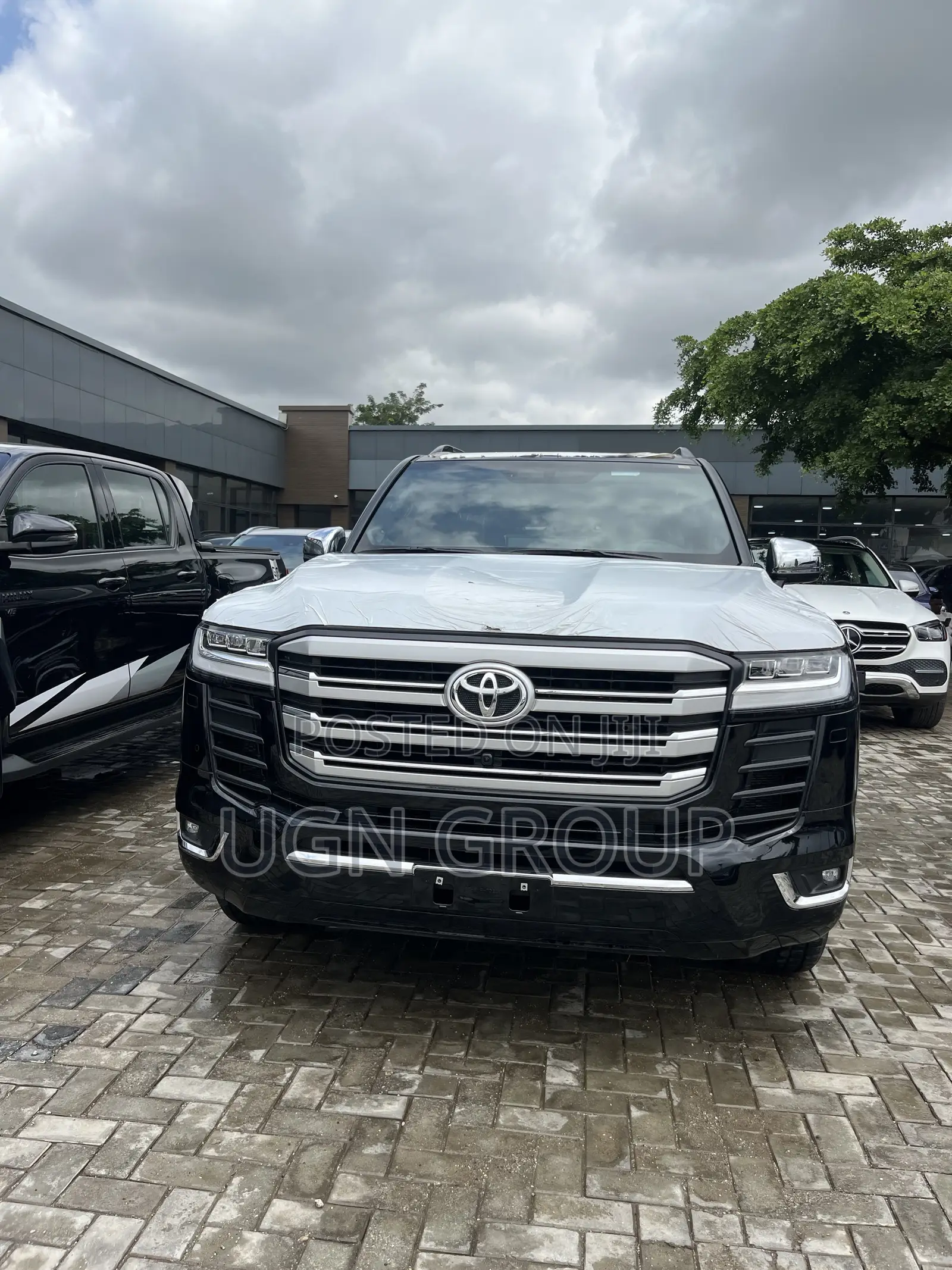 Toyota Land Cruiser LC300 2025 Black