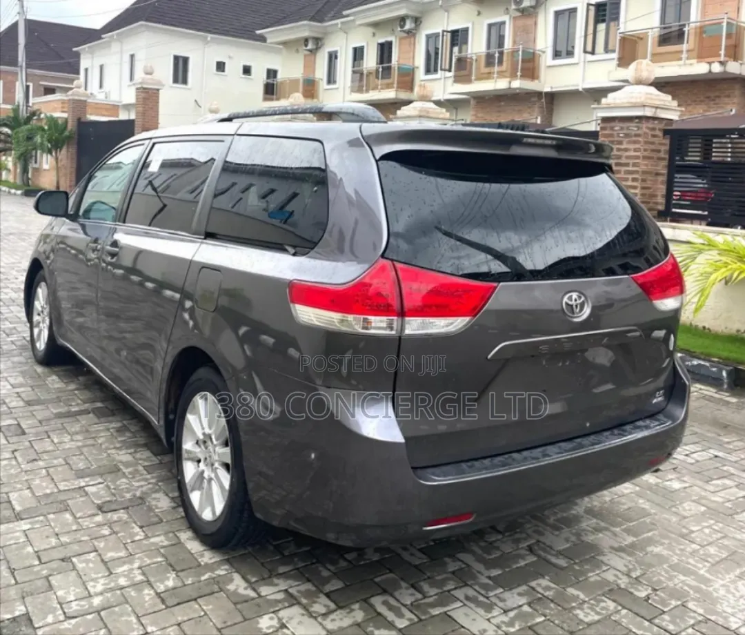 Toyota Sienna 2011 Gray