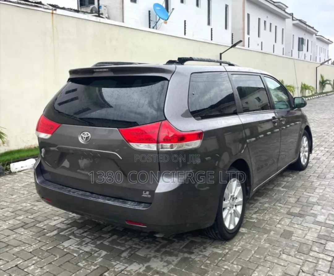 Toyota Sienna 2011 Gray