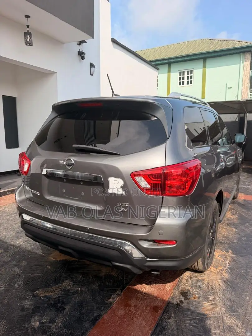 Nissan Pathfinder Platinum 4dr FWD (3.5L 6cyl) 2017 Gray