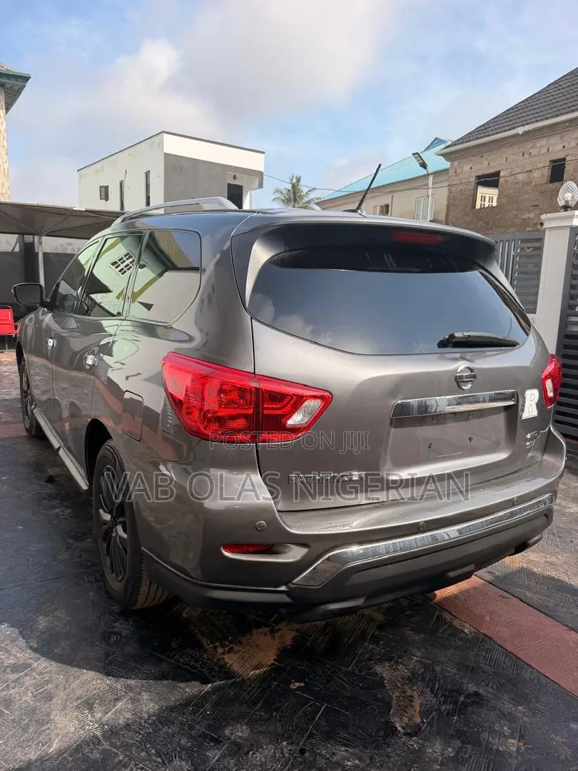 Nissan Pathfinder Platinum 4dr FWD (3.5L 6cyl) 2017 Gray