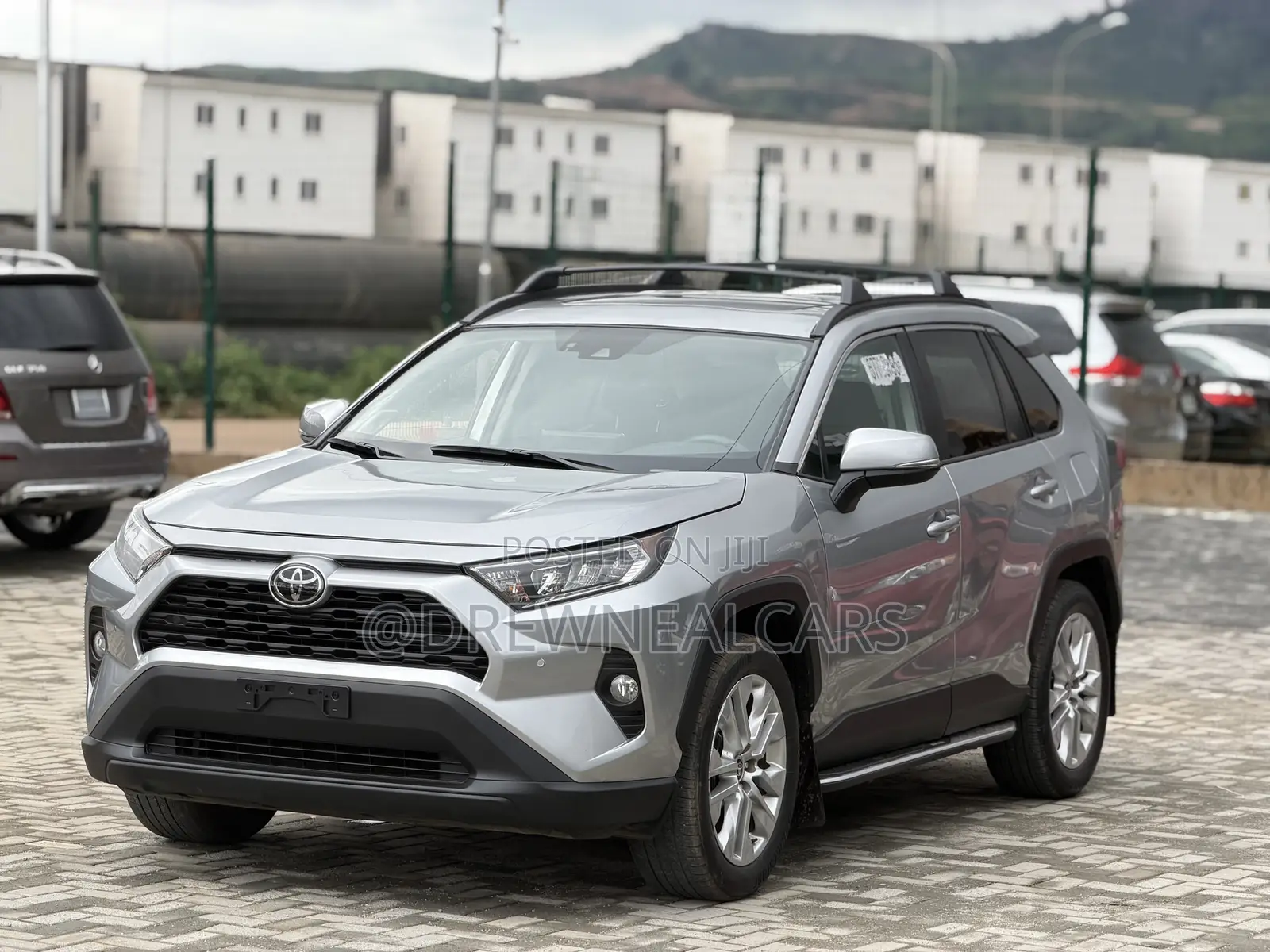 Toyota RAV4 XLE 2022 Silver