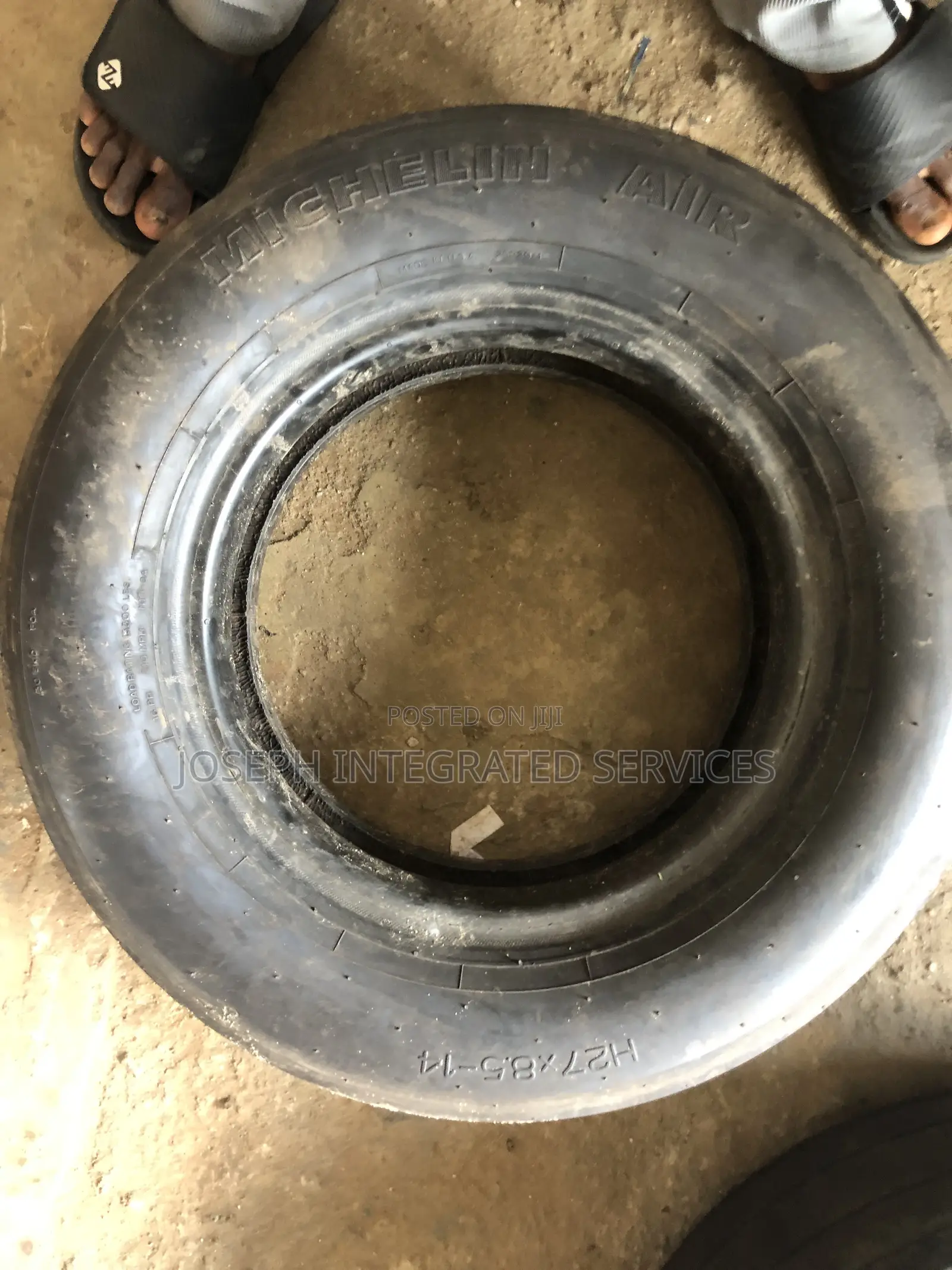 Michelin Air Aircraft Tire Featuring a Size Marking of H27x8.5-14.