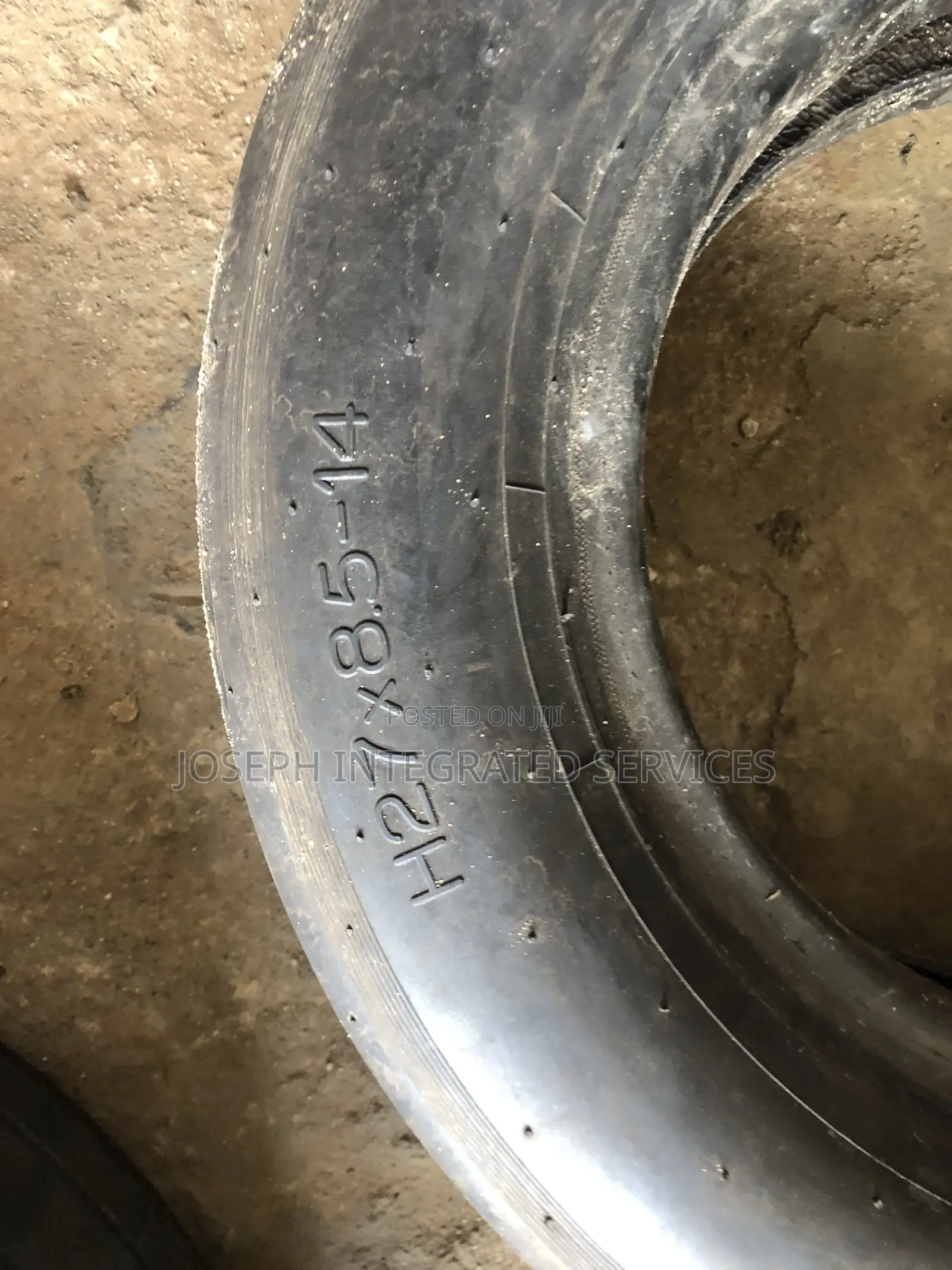 Michelin Air Aircraft Tire Featuring a Size Marking of H27x8.5-14.