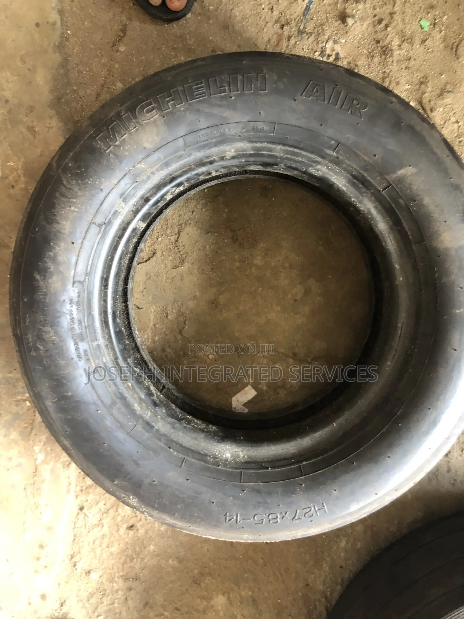 Michelin Air Aircraft Tire Featuring a Size Marking of H27x8.5-14.