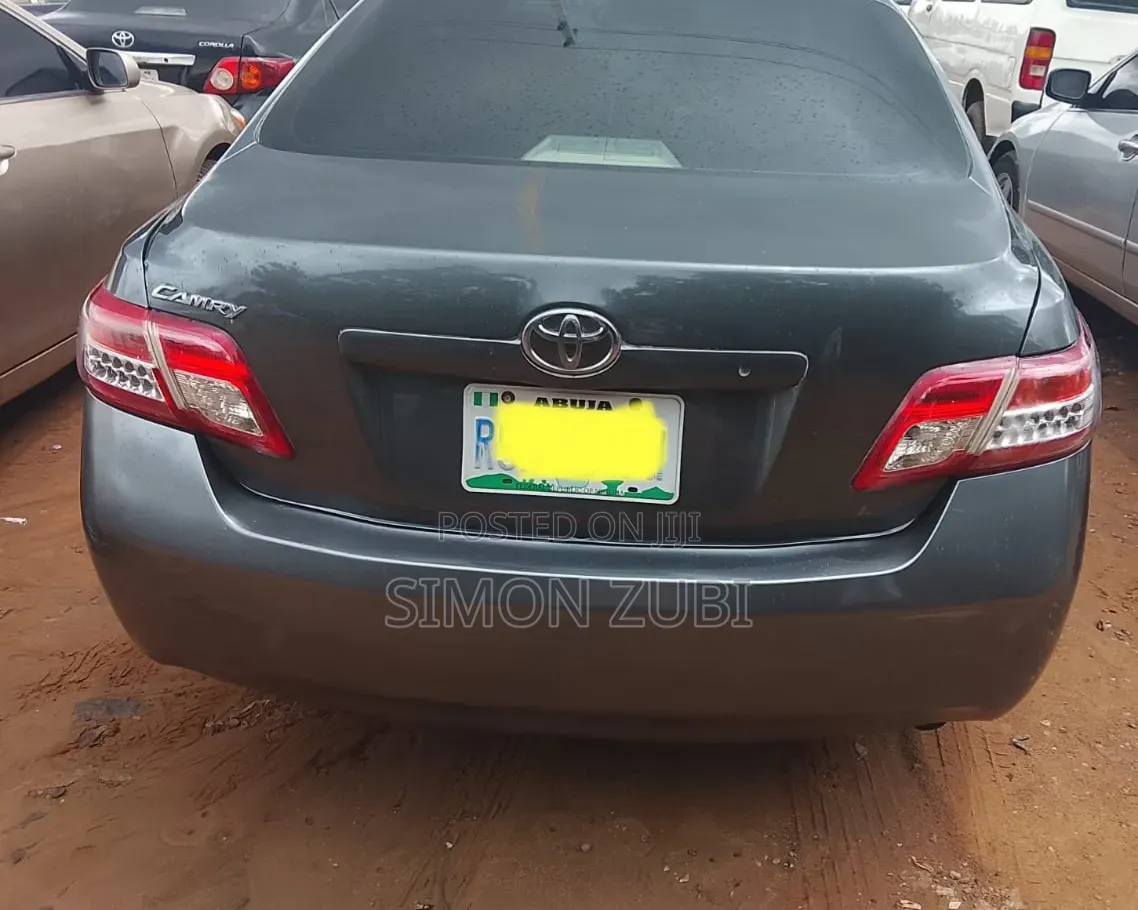 Toyota Camry LE 4dr Sedan (2.5L 4cyl 6AM) 2010 Gray