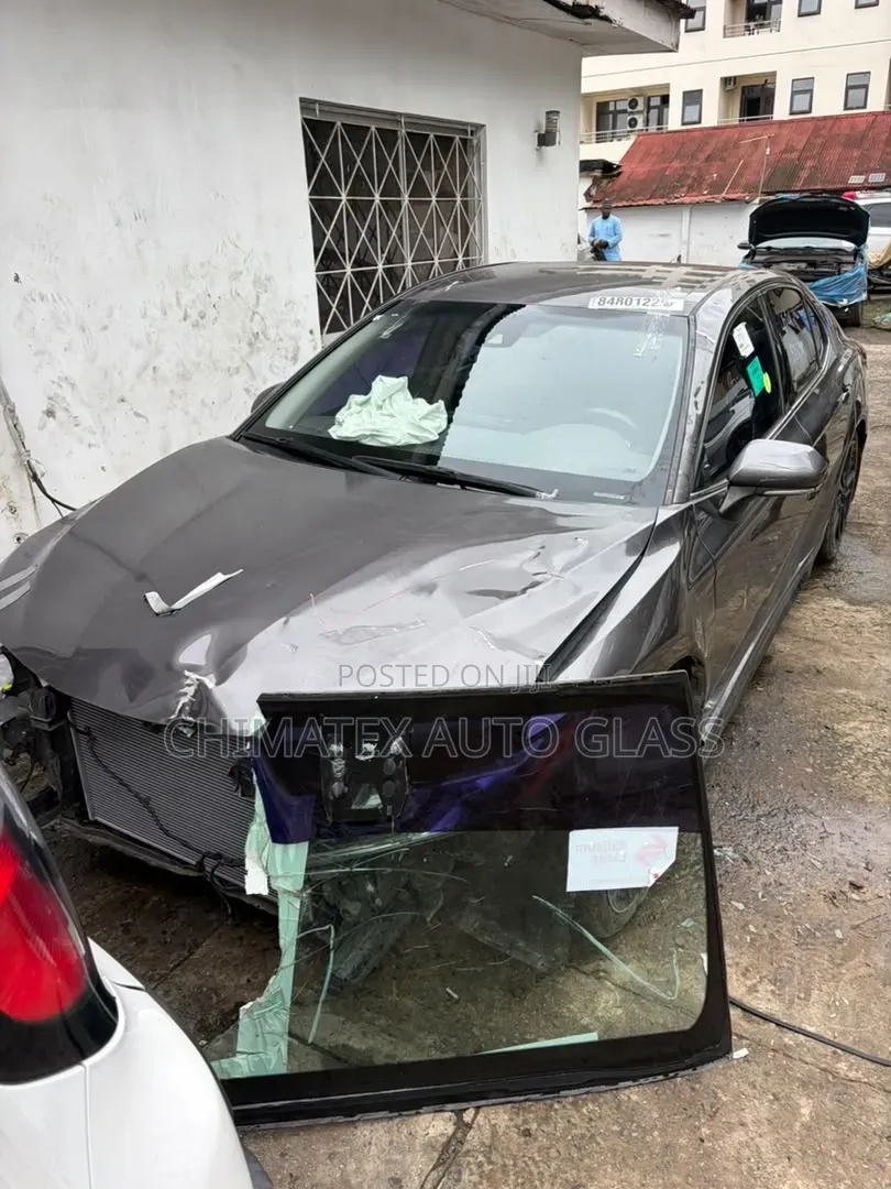 Toyota Camry 2018 Windscreen Glass Available Installed at Chimatex