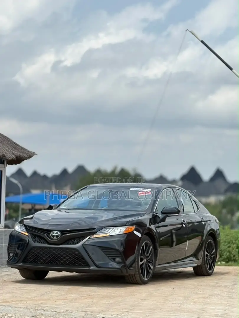 Toyota Camry XLE FWD 2020 Black