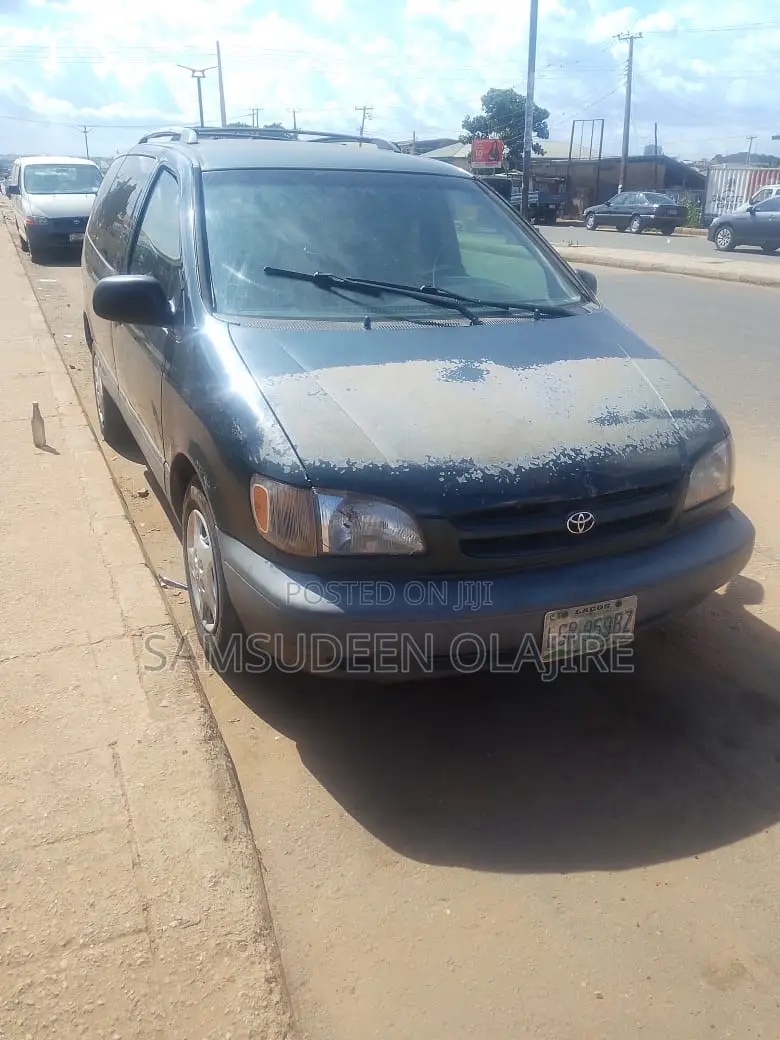 Toyota Sienna CE & 1 hatch 2000 Green