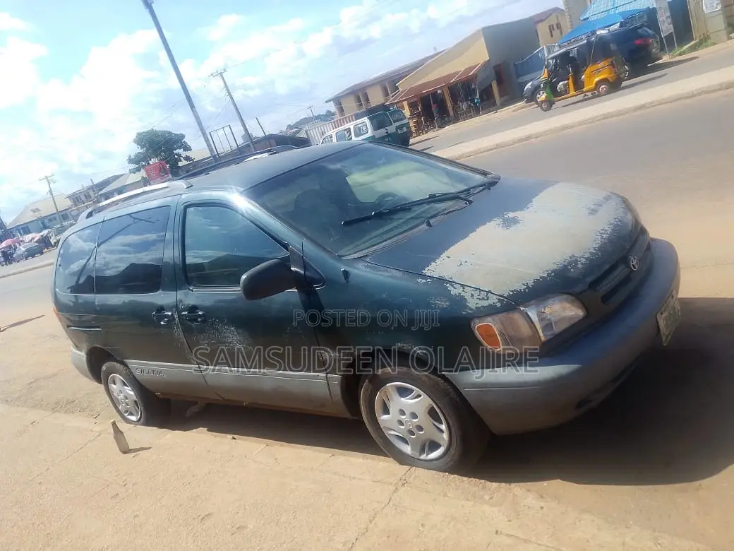 Toyota Sienna CE & 1 hatch 2000 Green