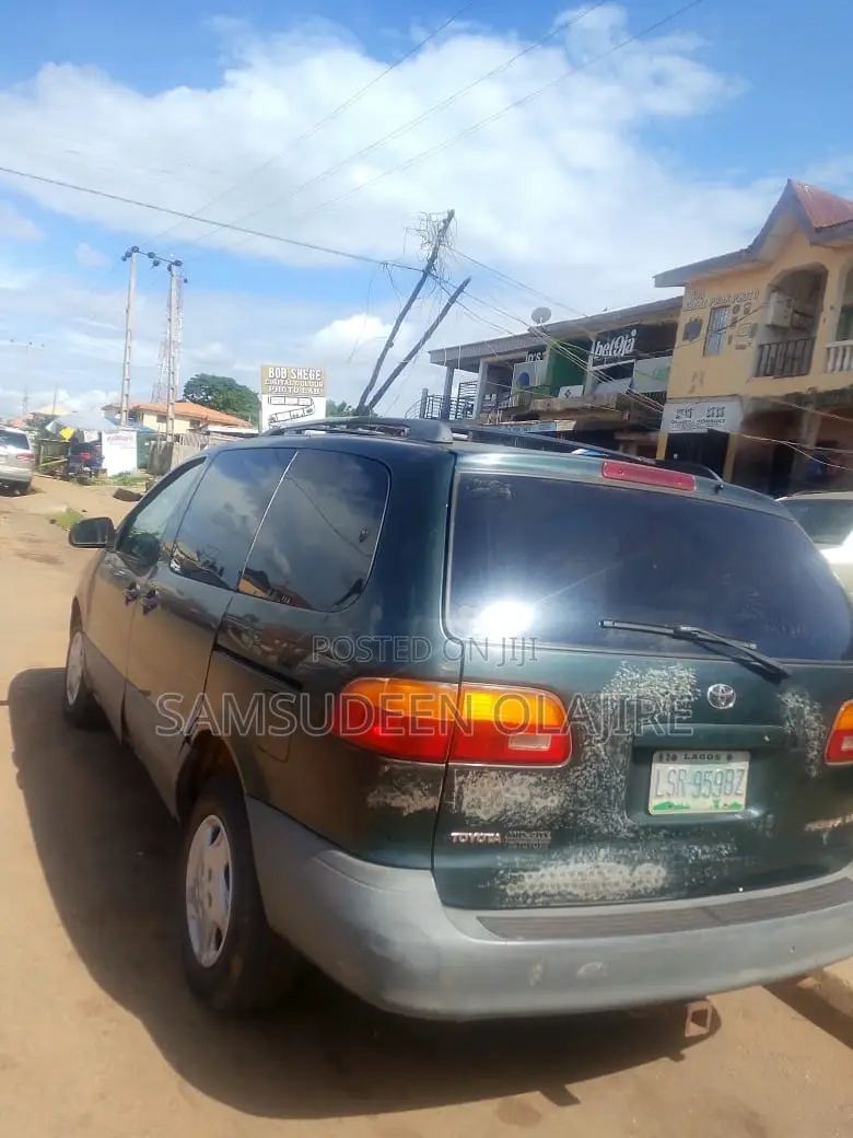 Toyota Sienna CE & 1 hatch 2000 Green