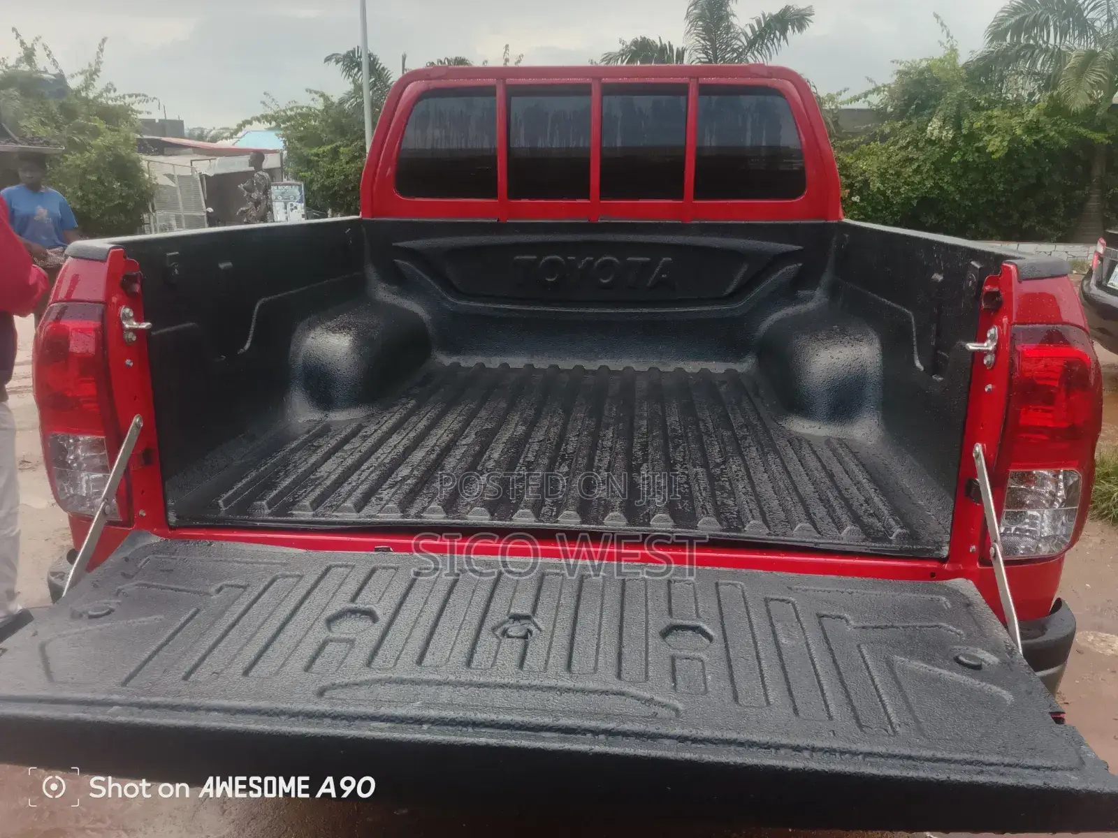 Retractable Manual Rolling Booth Cover for Toyota Hilux 2021 Model
