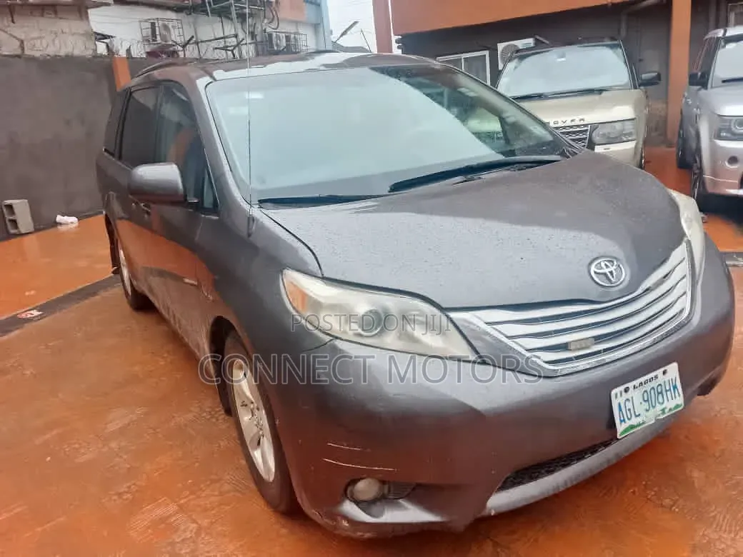 Toyota Sienna LE 7 Passenger 2011 Gray