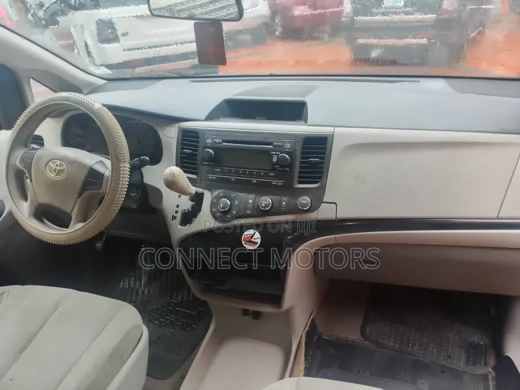Toyota Sienna LE 7 Passenger 2011 Gray