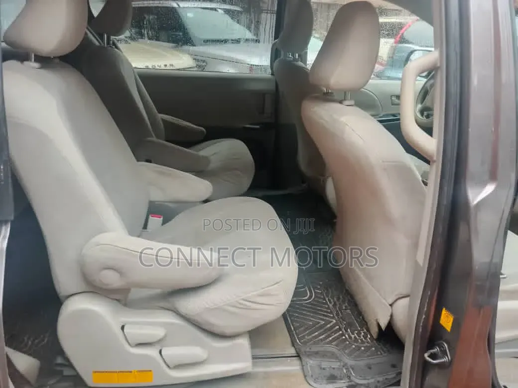 Toyota Sienna LE 7 Passenger 2011 Gray