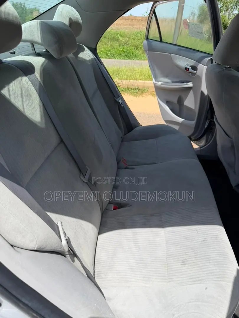 Toyota Corolla LE 4dr Sedan (1.8L 4cyl 4A) 2010 Silver
