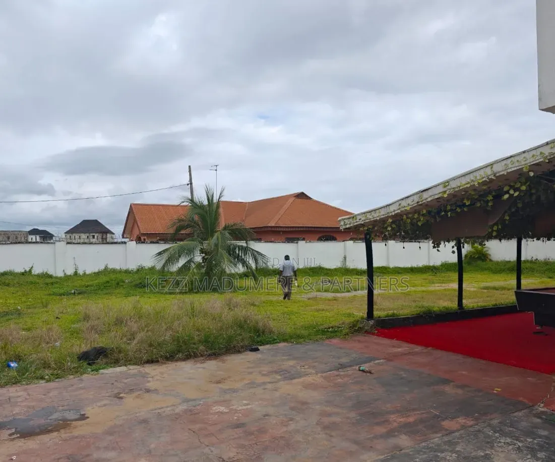 5bdrm Duplex in Dbs Road, Oshimili for rent