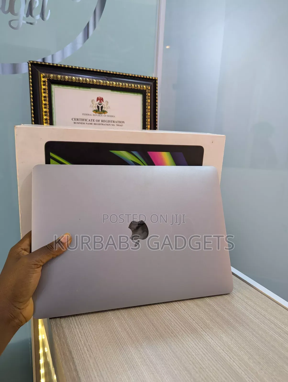 New Laptop Apple MacBook Pro 2022 M2 8GB Intel Pentium SSD 256GB