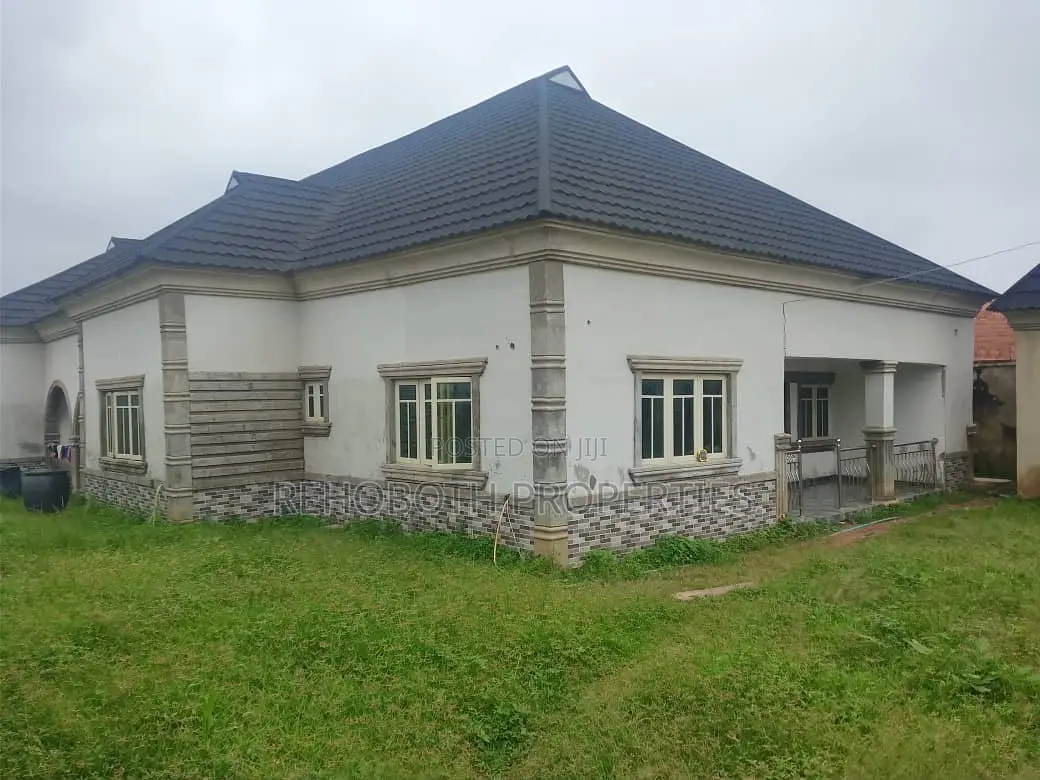 5bdrm Bungalow in Akoto Elebu, Akala Express for sale