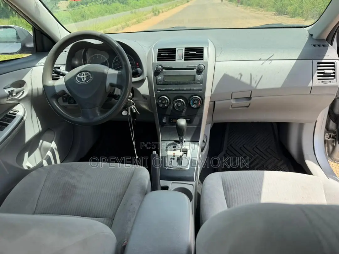 Toyota Corolla LE 4dr Sedan (1.8L 4cyl 4A) 2010 Silver