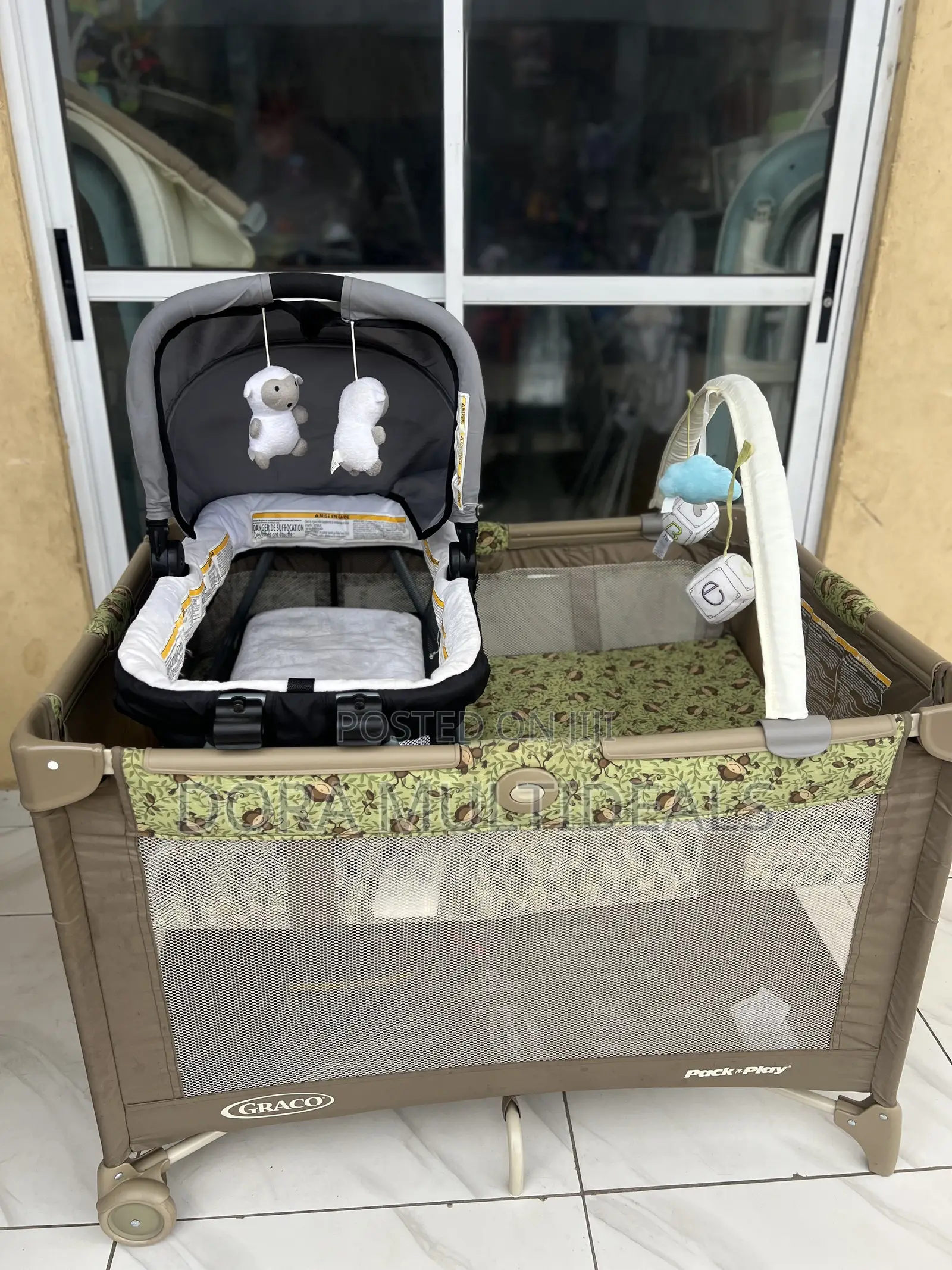 Imported Graco Baby Cot With Extra Bassinet, Rattles, Mosquito Net