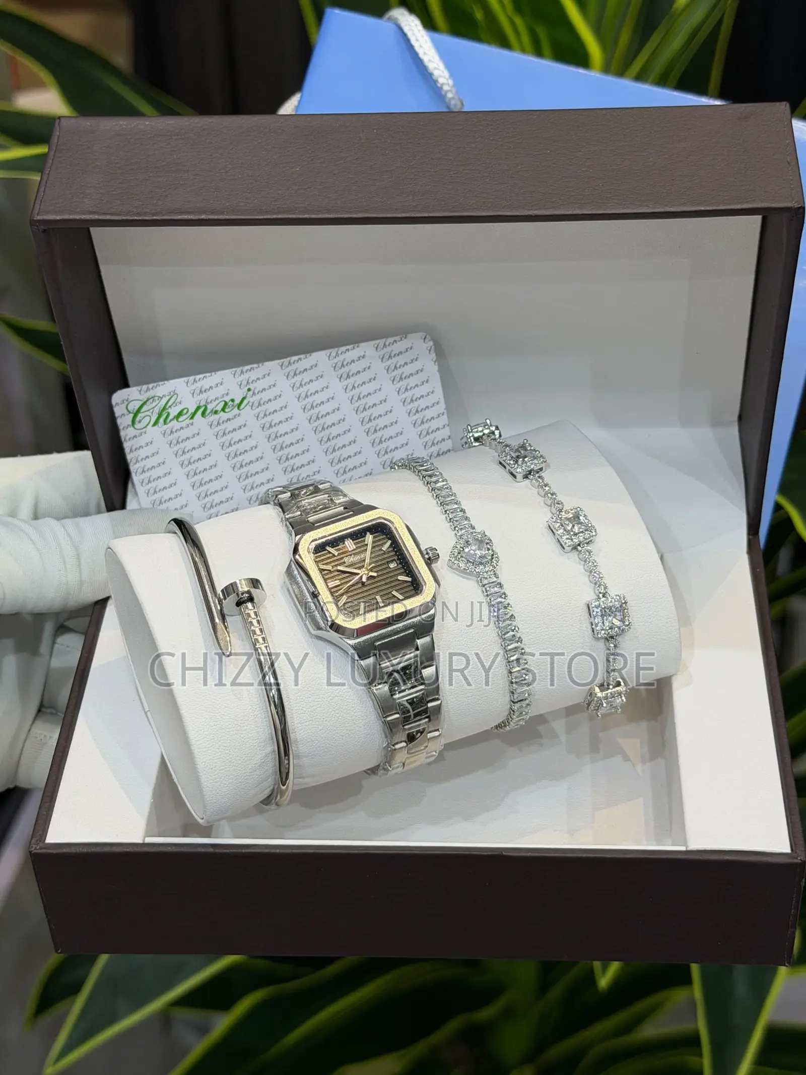 Curren Quality Ladies Chain Strap Wristwatch