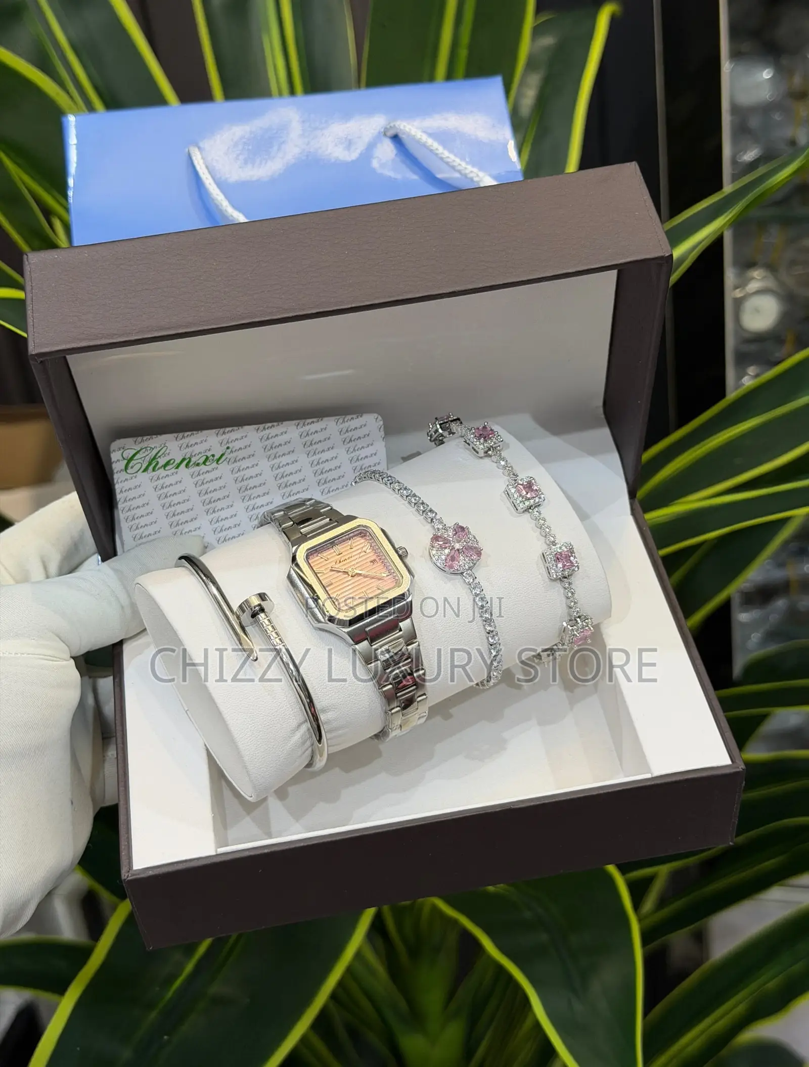 Curren Quality Ladies Chain Strap Wristwatch