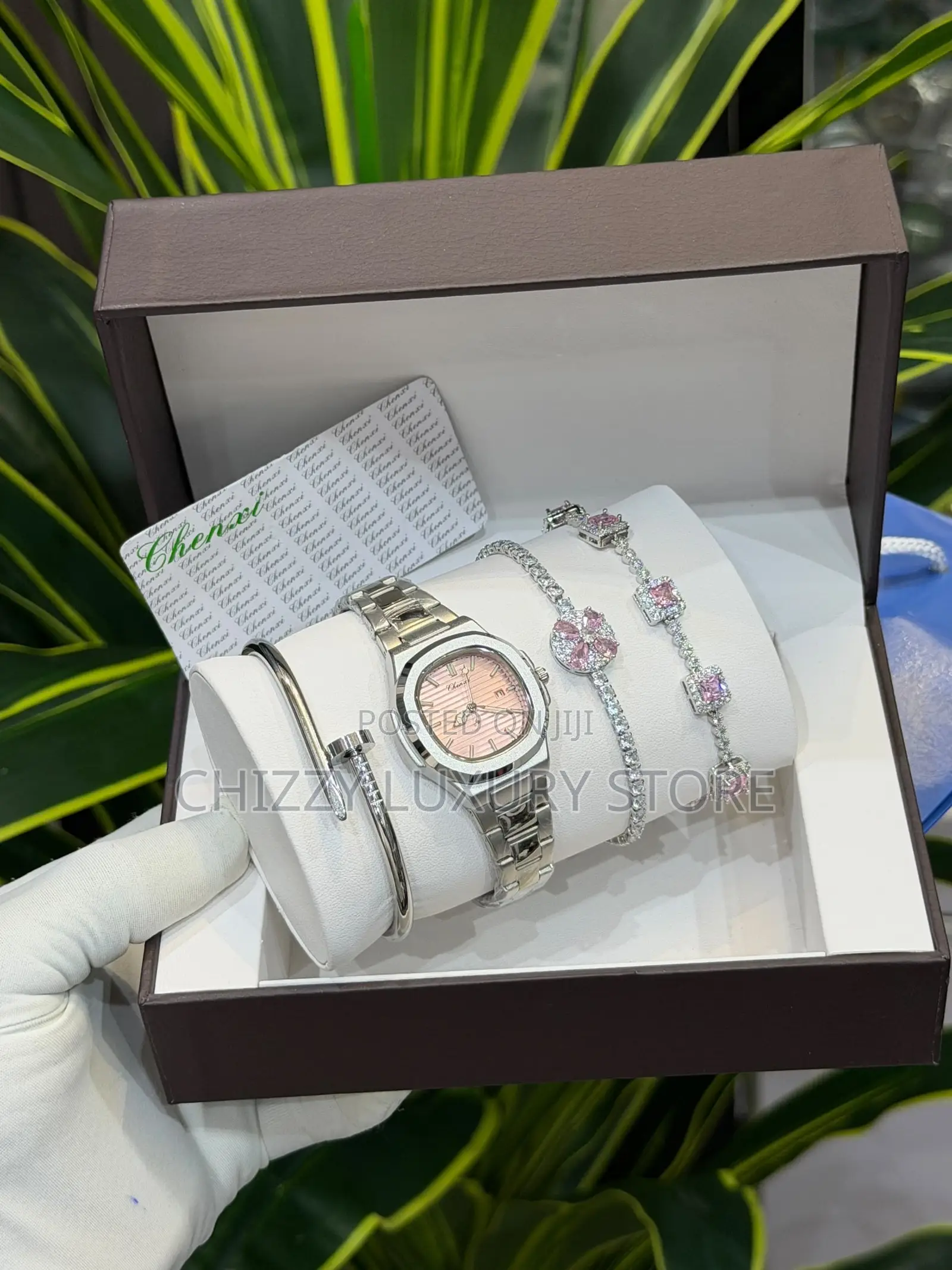 Curren Quality Ladies Chain Strap Wristwatch