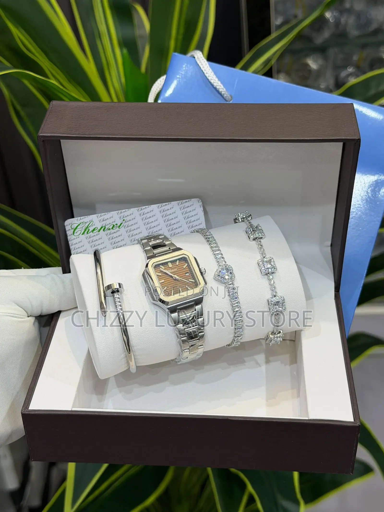 Curren Quality Ladies Chain Strap Wristwatch