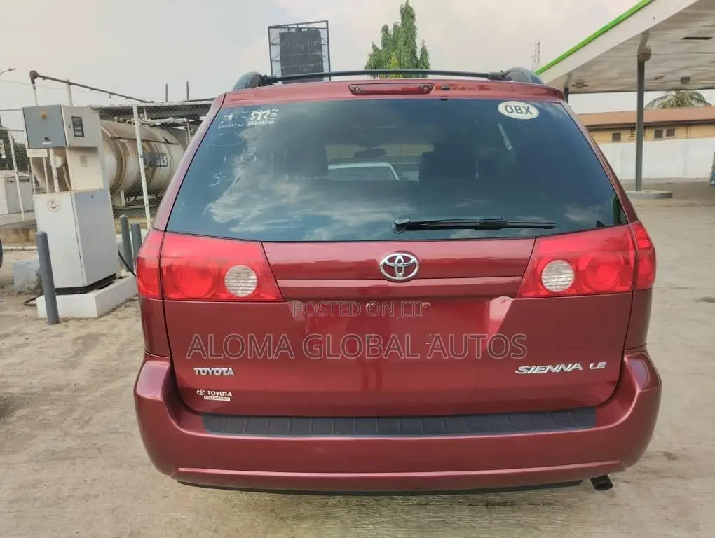 Toyota Sienna 2009 Red