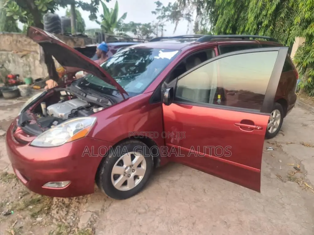 Toyota Sienna 2009 Red