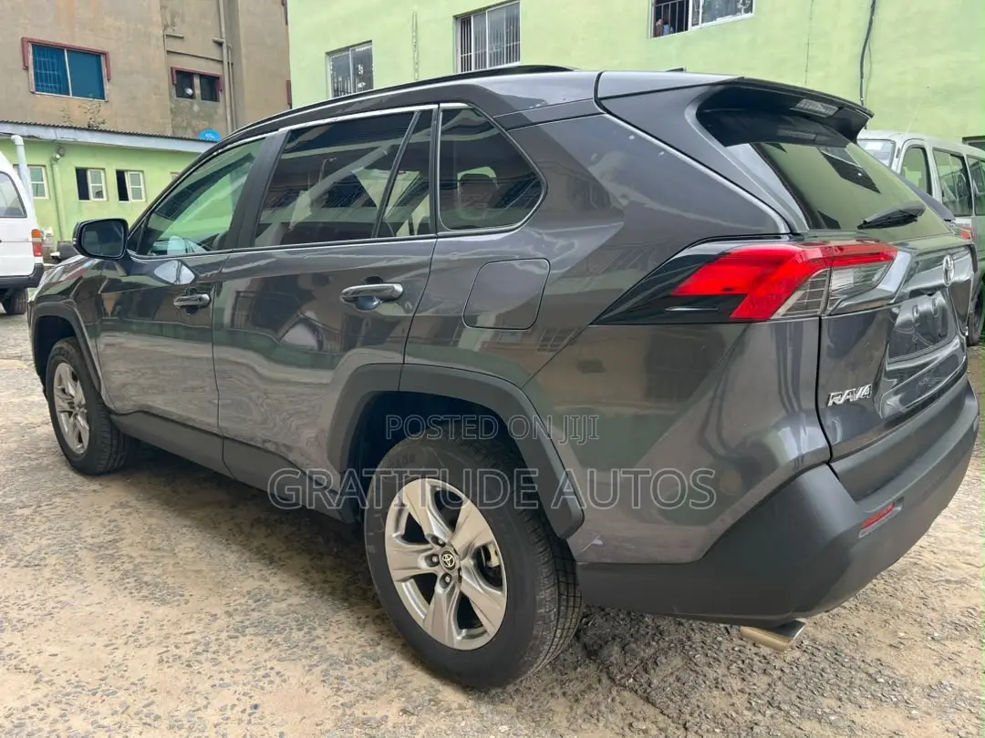 Toyota RAV4 XLE 2025 Gray