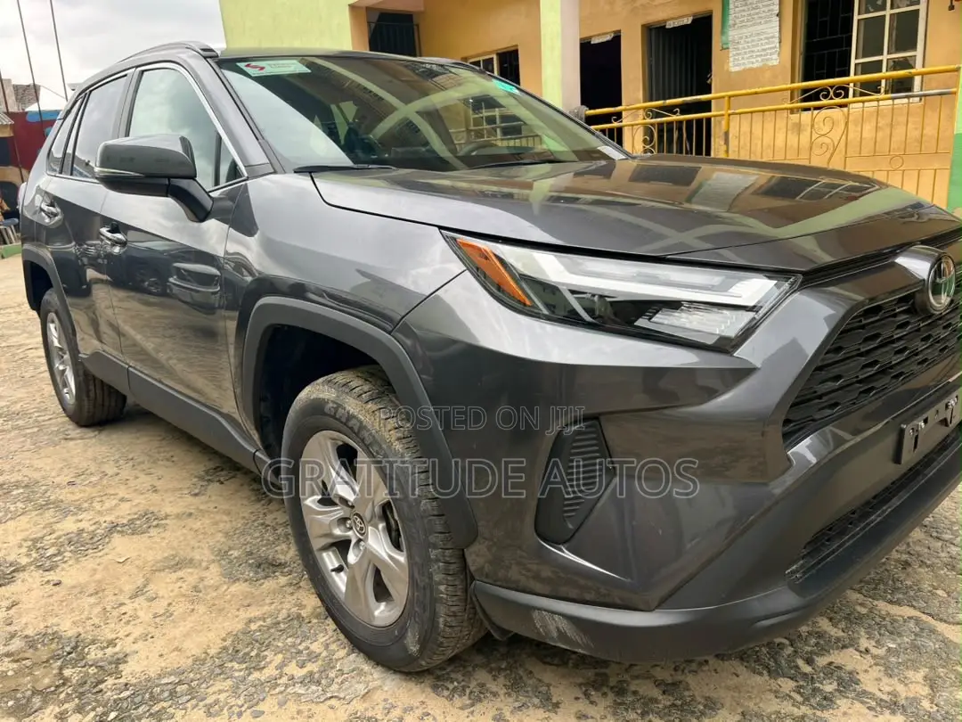 Toyota RAV4 XLE 2025 Gray