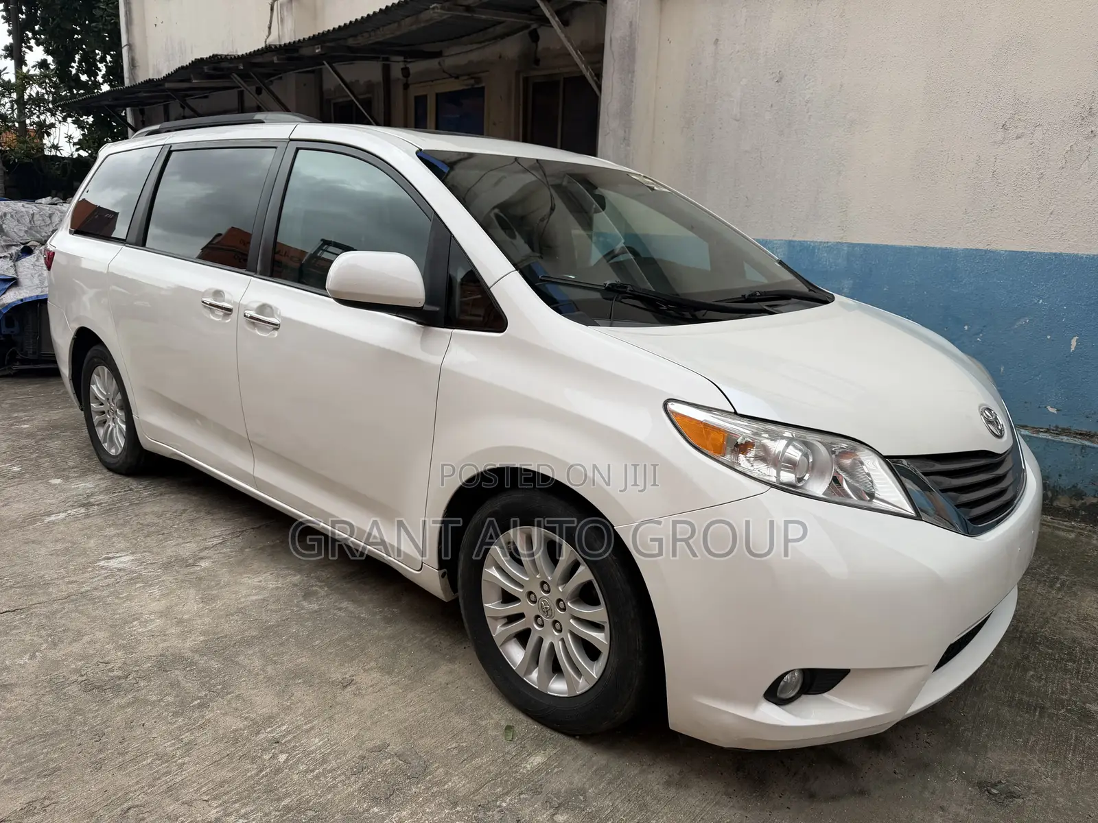 Toyota Sienna XLE Premium 8-Passenger 4dr Minivan (3.5L 6cyl 6A) 2015 White