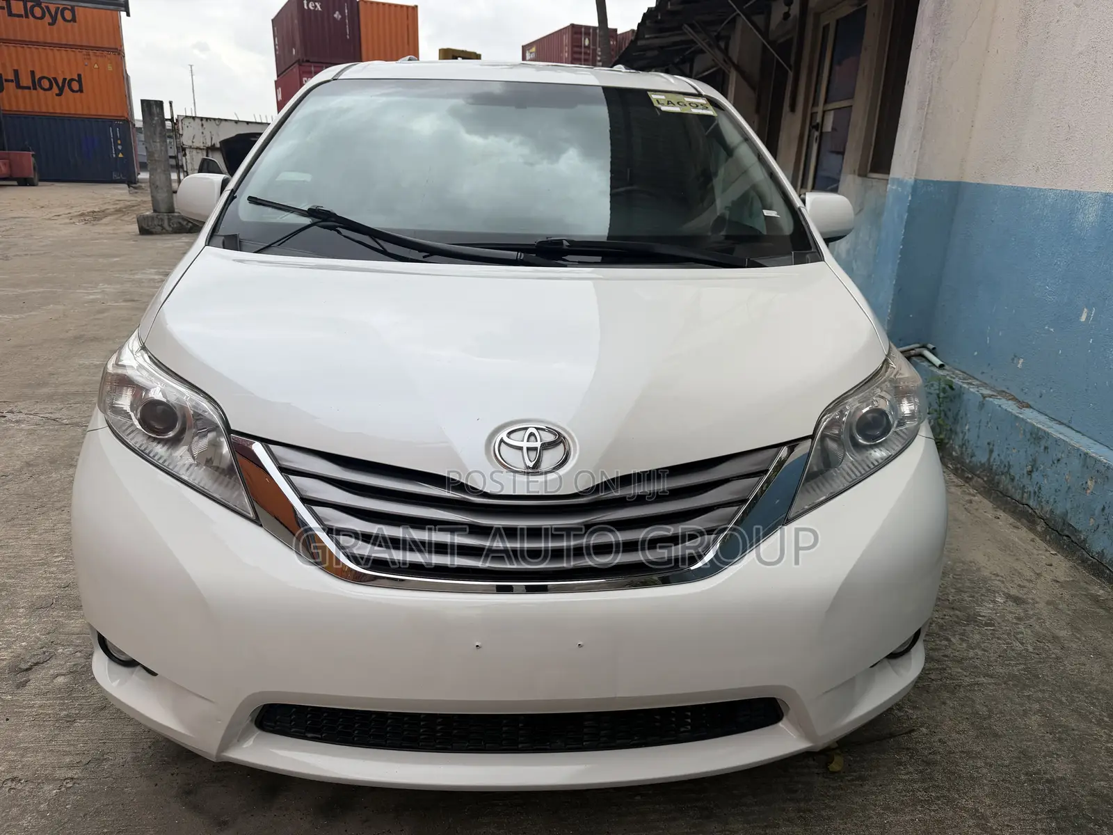 Toyota Sienna XLE Premium 8-Passenger 4dr Minivan (3.5L 6cyl 6A) 2015 White