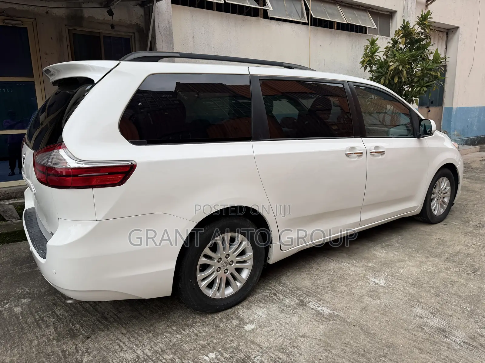 Toyota Sienna XLE Premium 8-Passenger 4dr Minivan (3.5L 6cyl 6A) 2015 White