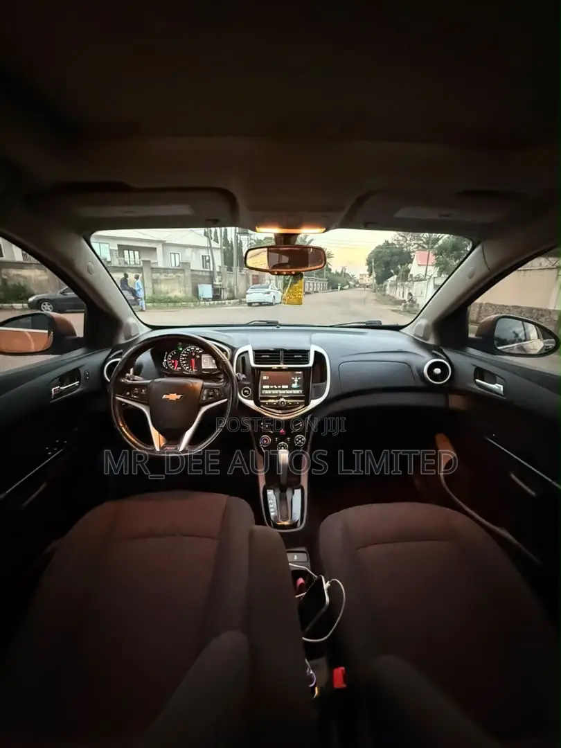 Chevrolet Sonic 2017 Orange