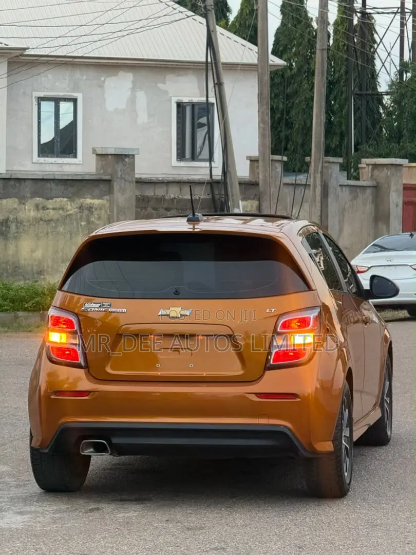 Chevrolet Sonic 2017 Orange