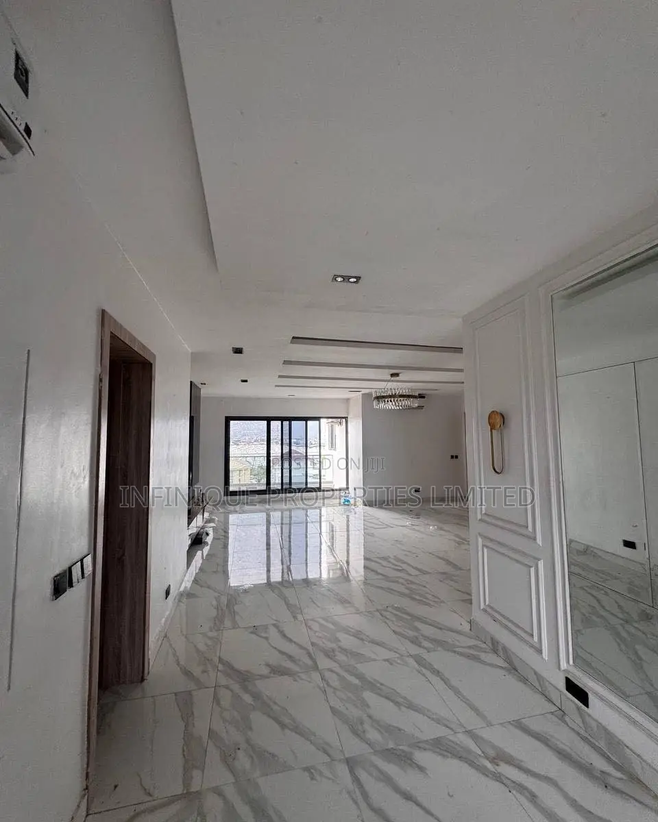 3bdrm Apartment in Lekki Phase 1 for rent