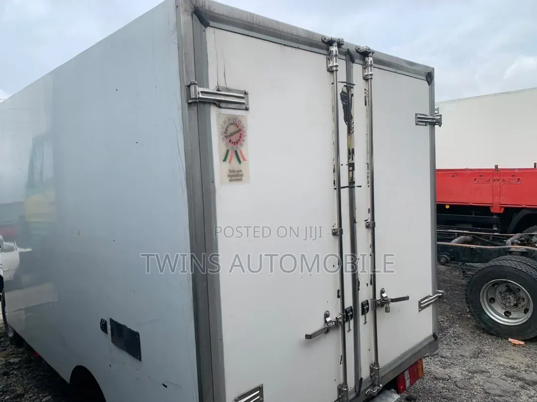 Mercedes Benz MB100D Cold Room