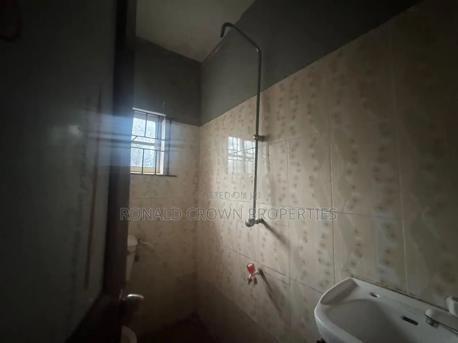 3bdrm Block of Flats in Akute Ajuwon for sale