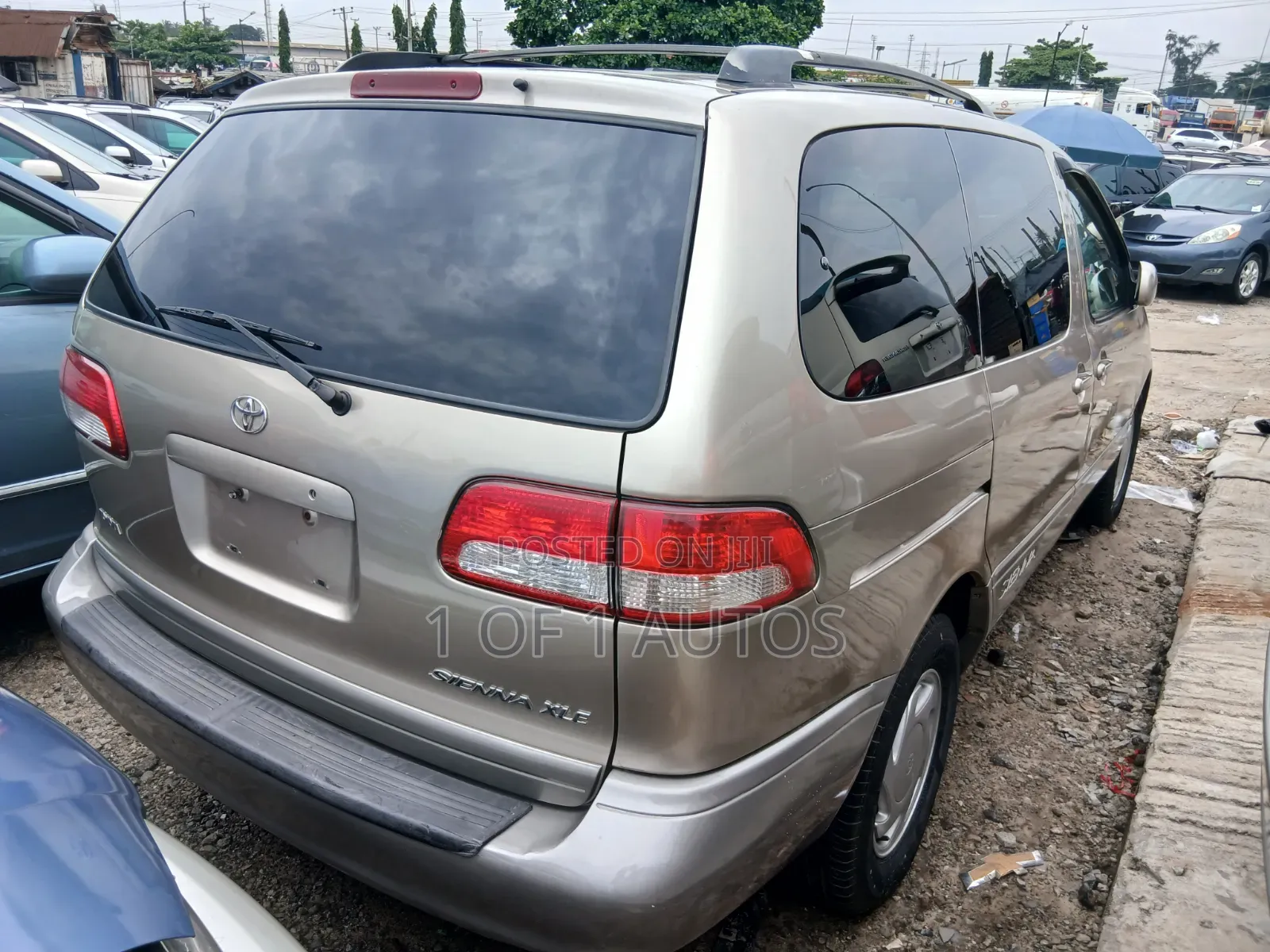 Toyota Sienna XLE 2002 Gold