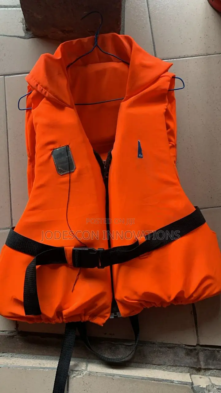 High-Visibility Professional Safety Life Jacket – Durable & Reliable