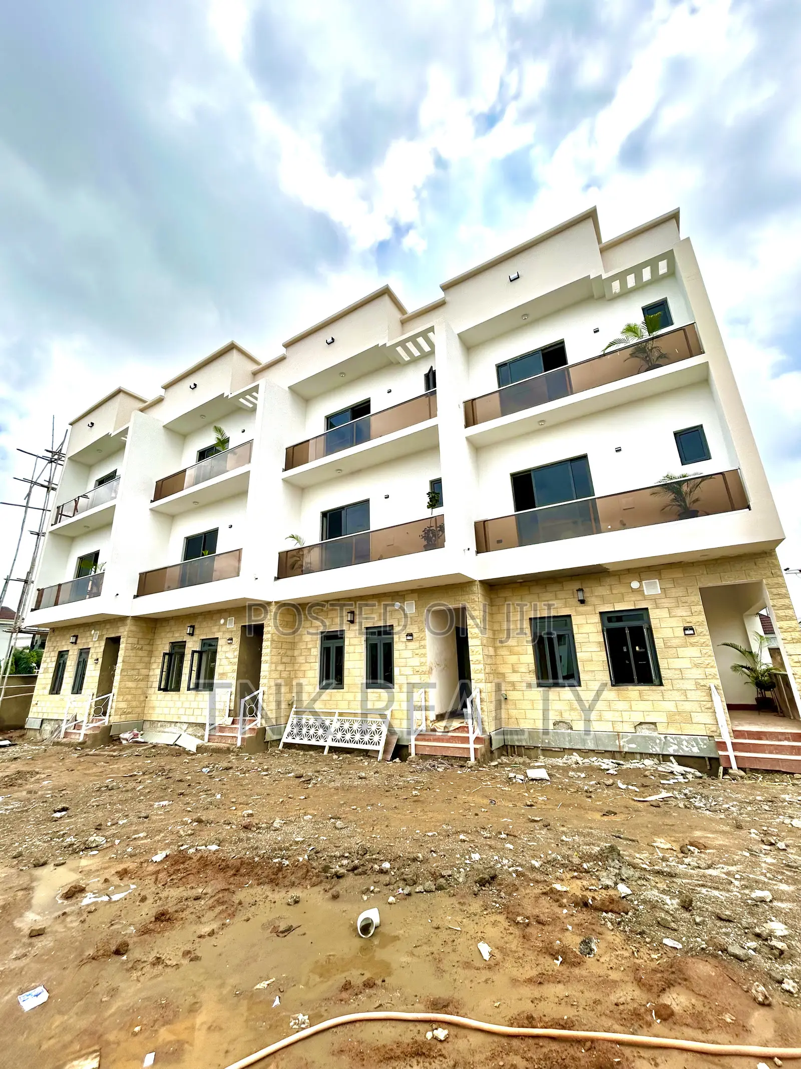4bdrm Townhouse/Terrace in Jahi for sale