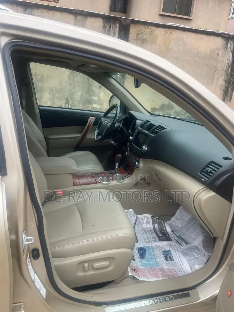 Toyota Highlander 2011 Gold