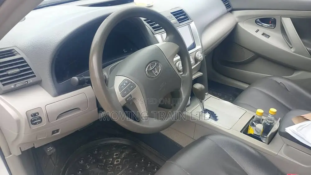 Toyota Camry LE 4dr Sedan (2.5L 4cyl 6AM) 2010 Silver