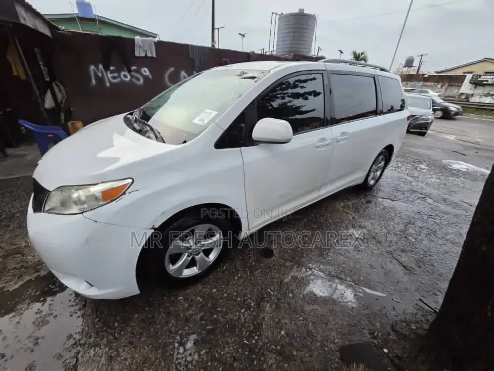 Toyota Sienna 2011 White